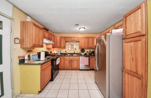Channelview House | Beatles-Themed Retreat| Unique Stay in Channelview