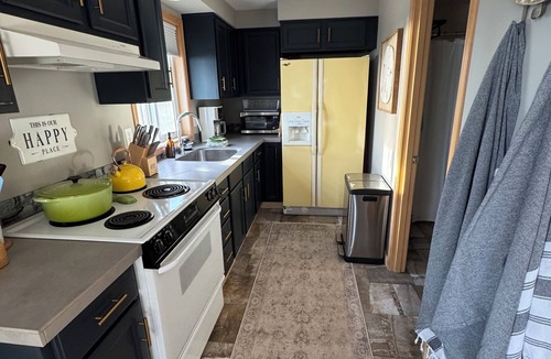 Friday Harbor Cabin | Beautiful 1-bedroom cabin overlooking Haro Strait with views of Victoria, BC
