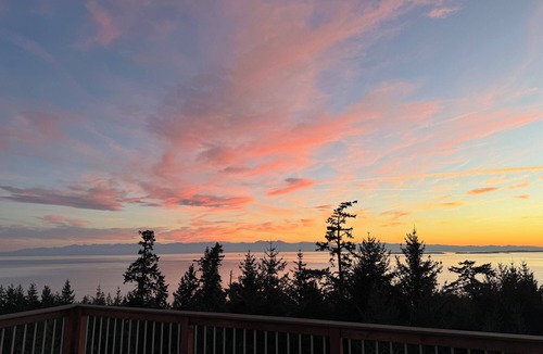Friday Harbor Cabin | Beautiful 1-bedroom cabin overlooking Haro Strait with views of Victoria, BC