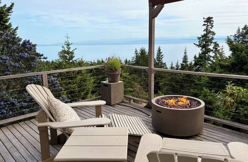Friday Harbor Cabin | Beautiful 1-bedroom cabin overlooking Haro Strait with views of Victoria, BC