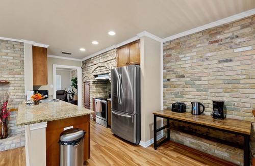 Medical Center District House | Beautiful 4BR Duplex, Central, Covered Patio