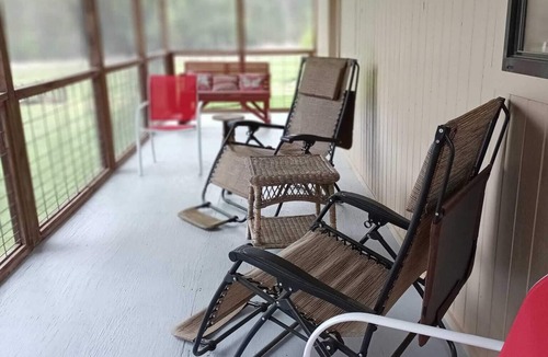 Kennard Cabin | BEAUTIFUL CABIN IN NATIONAL FOREST WITH SCREENED IN PORCH AND POND WITH FOUNTAIN