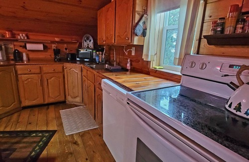 Colonial Pine Hills Cabin | Beautiful & Comfy CABIN Retreat with abundant wildlife, WIFI and AC