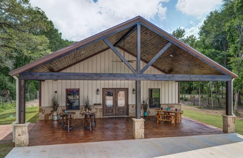 Caldwell House | Beautiful custom barndominium perfect for Aggie game day, events and getaways!