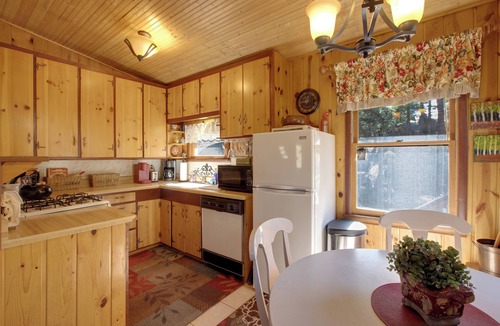 Woodland Park Cabin | Beautiful deck, listen to the creek