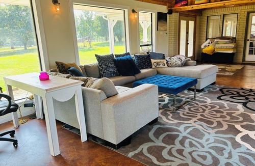 Era House | Beautiful Farmhouse w/pool on 6 acres ranch