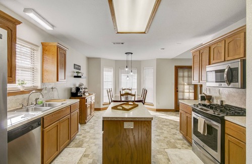 Voth House | Beautiful Home with Amazing back patio. 3br/2bth - sleeps 8.