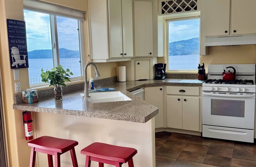 Harrison House | Beautiful Lakefront Retreat in Carlin Bay