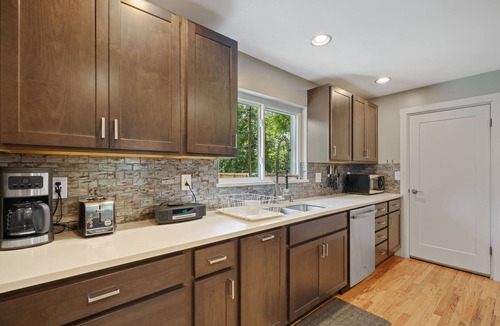 Barths House | Beautiful Luxury 4 Bed 2 Bath w/Huge Yard and Hot Tub