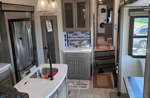 Climbing Hill House | Beautiful luxury camper in country setting just 1 mile from town.