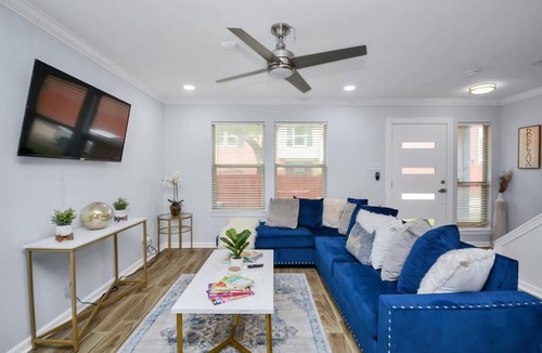 Montrose House | Beautiful Midtown House 4 King Bedrooms, Smart TVs & Wi-Fi