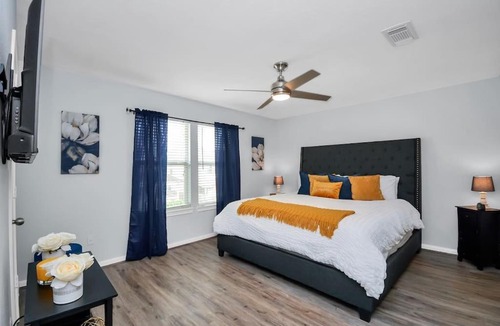 Montrose House | Beautiful Midtown House 4 King Bedrooms, Smart TVs & Wi-Fi