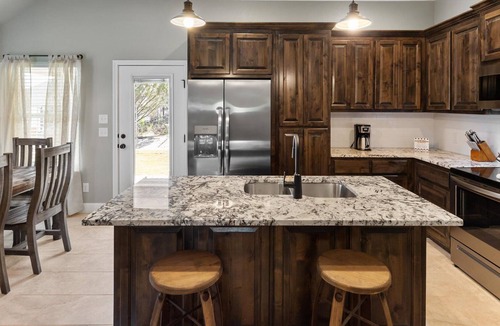 Granbury House | BEAUTIFUL NEW LAKESIDE COMMUNITY HOME