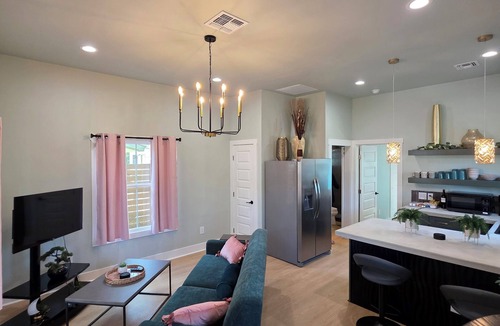 Cibolo House | Beautiful Newly Constructed Tiny Home in the Heart of Old Town.