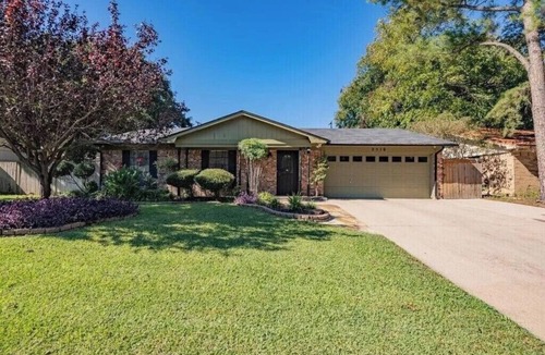 West Arlington House | Beautiful Pool + Patio, Family-Friendly Home in Arlington