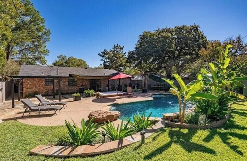 West Arlington House | Beautiful Pool + Patio, Family-Friendly Home in Arlington
