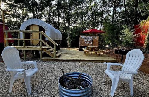 Jefferson House | Beautiful Rustic Wagon with Modern Interior and Outdoor Hot Tub for a Unique Romantic Getaway near Lake O' the Pines, Texas