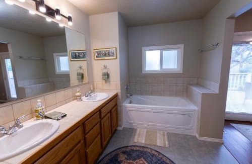 Emmett House | Beautiful spacious home in the heart of emmett