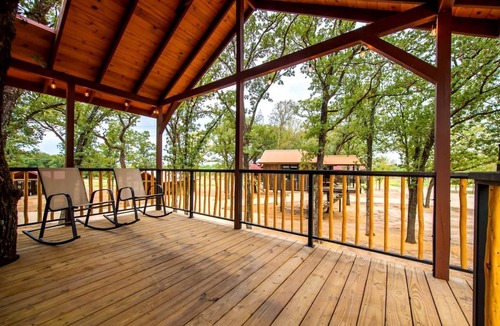 Elm Mott House | Beautiful Treehouse Glamping Site, Near Magnolia, Texas