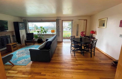 South Seattle House | Beautiful View of the Cascades Mountains