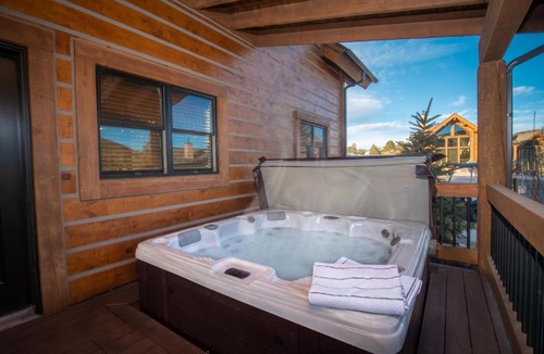 Estes Park House | Beautiful Views! Jacuzzi, Indoor/Outdoor Fireplace, Steps to Lake Estes