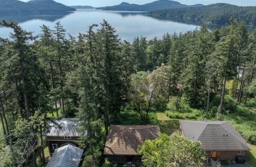 Eastsound House | Beautiful WaterViews, Pet-Friendly, Close to Town