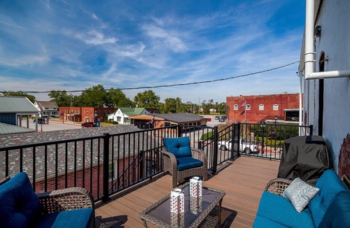 Smithville Apartment | Beautifully remodeled loft in the heart of Smithville, MO
