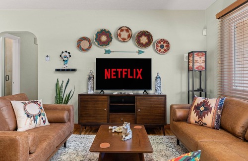 Uptown House | Beautifully Renovated Southwest Home 3B/2B, $2520/month over winter, Book Now!