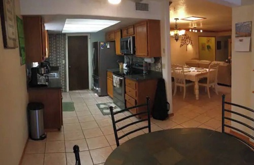 Biggs Field House | Beauty & Cozy w-King Bed Home By Country Club