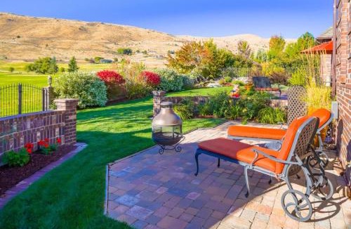 Baker City House | Bella Vita Estate Luxury Home With Hot Tub on Golf Course