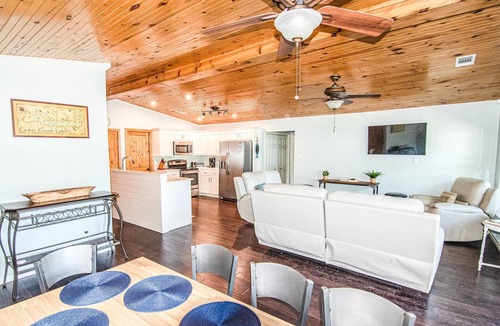 Leisure Land House | Belle Maison du Lac! Lakefront Retreat with Boathouse & Firepit - Perfect for Family & Friends!