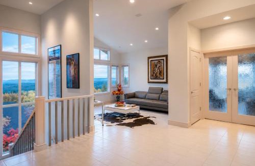 Cougar Mountain Villa | Bellevue Retreat - Private House