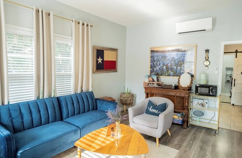 Government Hill House | Best Location! Entire Cottage, Ft Sam Houston, EZ Access to Alamo, Pearl, Downtn