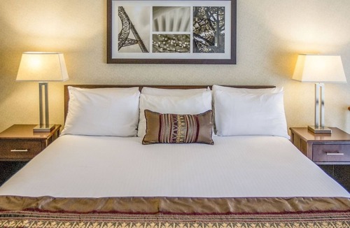 Wilburton Hotel | Best Place to Unwind! Spacious Living Area, Pool, Parking, Near Bellevue Square!