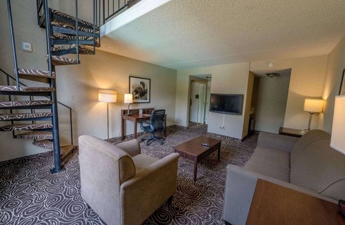 Wilburton Hotel | Best Place to Unwind! Spacious Living Area, Pool, Parking, Near Bellevue Square!