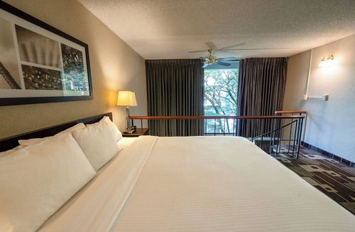 Wilburton Hotel | Best Place to Unwind! Spacious Living Area, Pool, Parking, Near Bellevue Square!