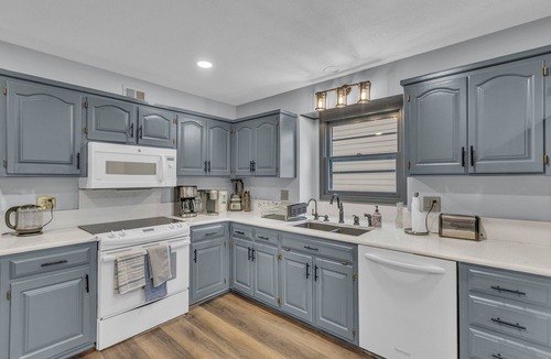 Olathe House | Best Value KC! 6 Bedroom with 4 Ensuites - sleeps 20