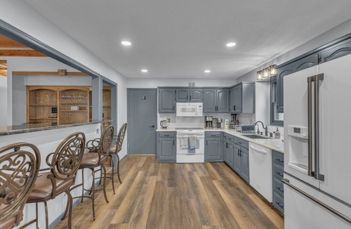 Olathe House | Best Value KC! 6 Bedroom with 4 Ensuites - sleeps 20