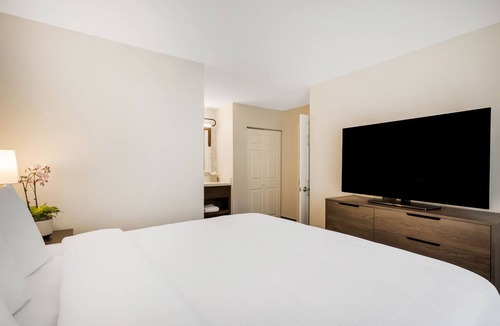 Acres Green Hotel | Best Value, Quality Stay! w/Pool, Near Saint Thomas More Park and Open Space!