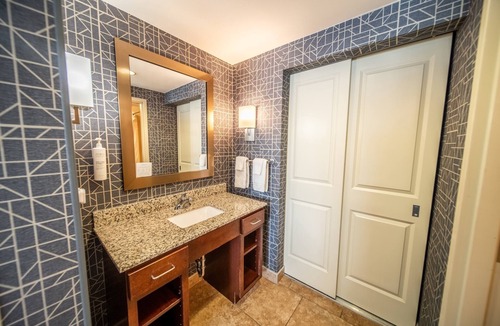 Kutzky Park Hotel | Best Value, Quality Stay! 2 King Bed Deluxe Units, Indoor Pool, Free Breakfast!