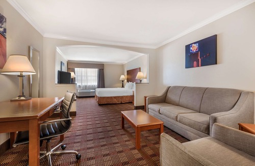 Mineral Wells Hotel | Best Western Club House Inn & Suites
