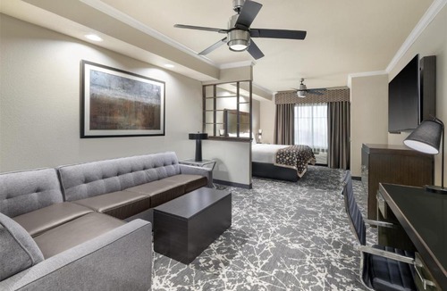 Denton Hotel | Best Western Premier Crown Chase Inn & Suites