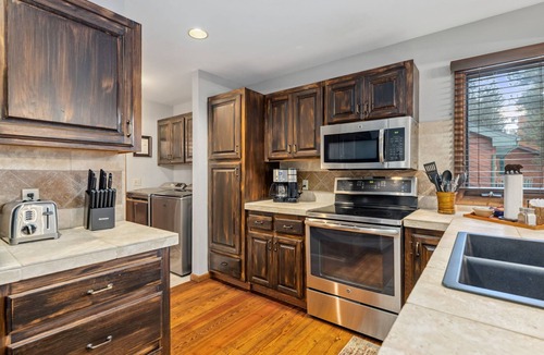 Aspen Brook Cabin | Bierhaus Cabin - Walk to RMNP, River Access! A/C.
