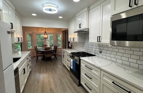 Broken Arrow House | Big 5 bedroom South Broken Arrow walk to Indian Springs Golf Course Fast WiFi