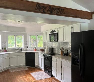 Kilgore House | Big Home with Huge Parking WiFi Sleeps 14