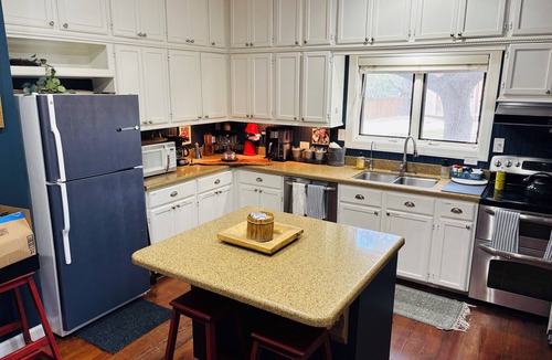 Boerne Bed & Breakfast | Big League Comfort, Small-Town Charm 4-bedroom bed & breakfast in lovely Boerne!