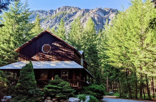 Mazama House | Big Mazama Cabin on 5 Acres: Huge Goat Wall Views