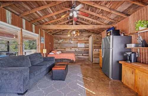 Gholson Cabin | Big Rocks on the Brazos River Retreat