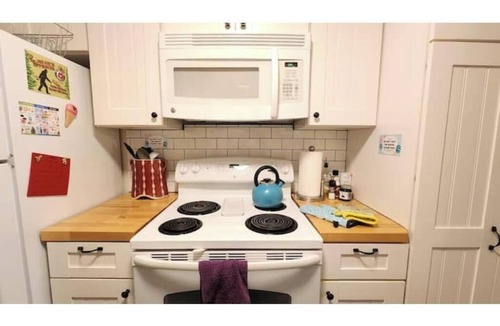 Northgate House | Big Yard + BBQ ~ Walk2Coffee ~ FullKitchen ~ Cozy & Spacious