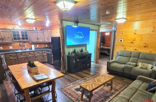 Scotland Cabin | Birdhouse Dome and Cabin - Hot Tub - Kayaks - Disc Golf - 2 Min Walk